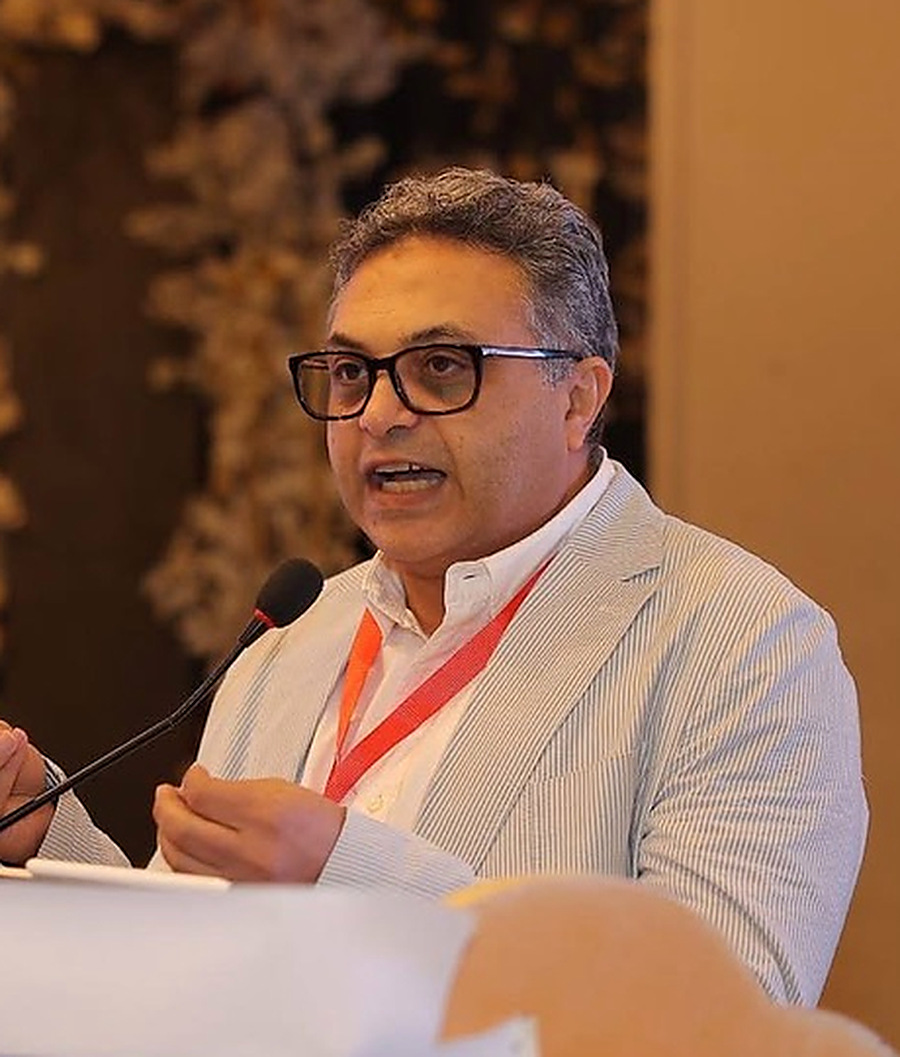 الأستاذ الدكتور ماجد رجب أثناء إلقاء محاضرة علمية